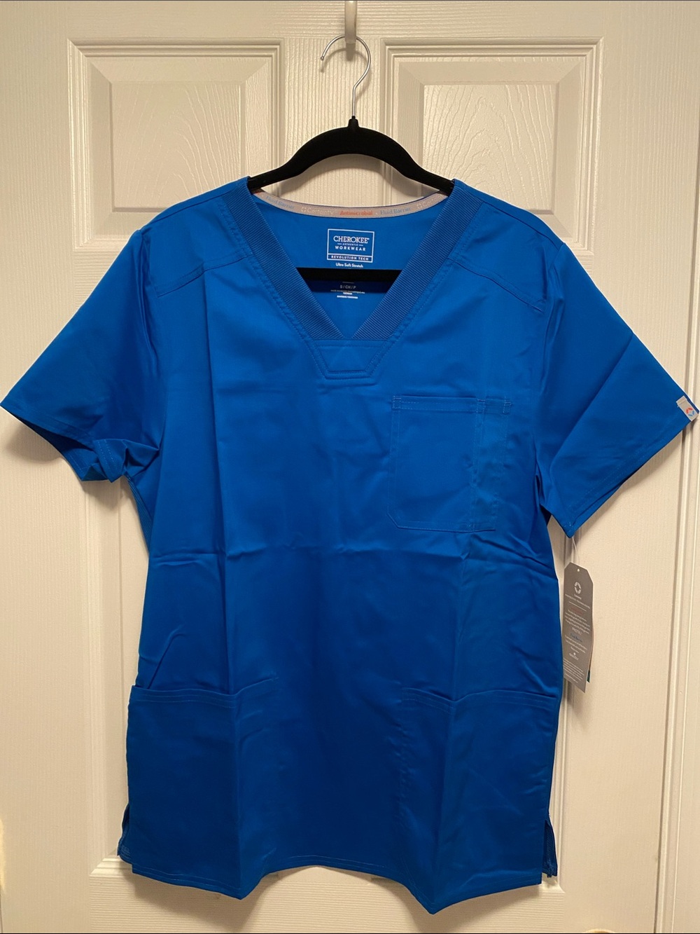 Cherokee Workwear Men’s V-Neck Scrub Top in Royal Blue…size S
